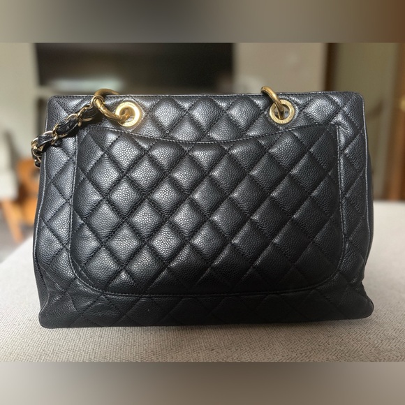 CHANEL Black Caviar GST Classic Quilted Gold Hardware - Picture 2 of 14